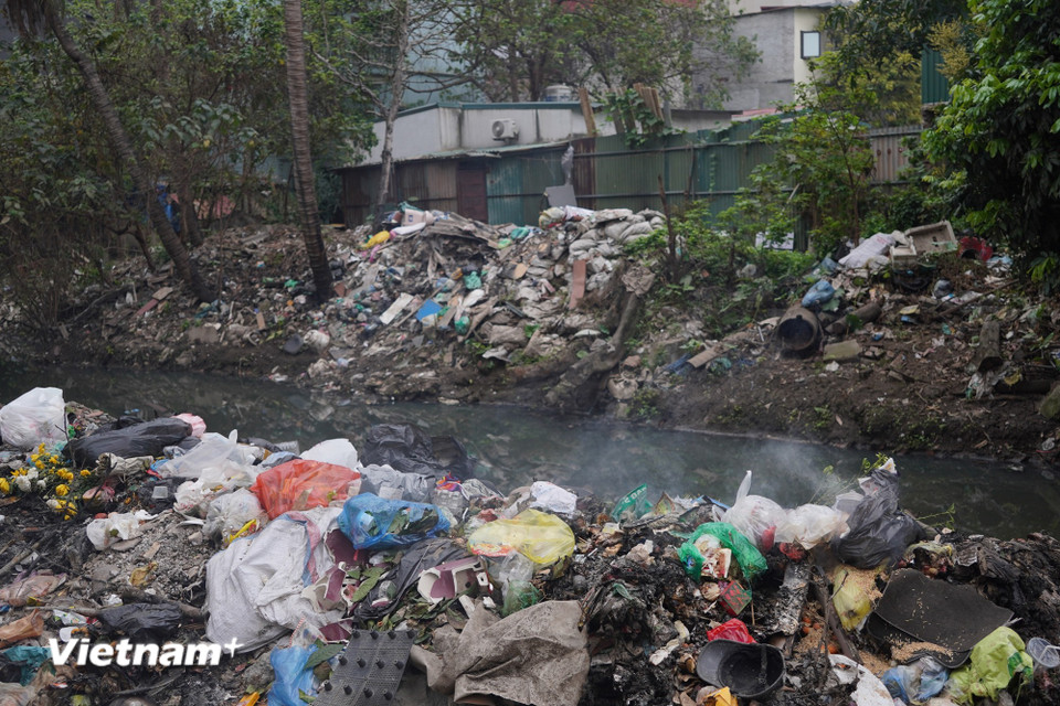 Những dòng nước từng là mạch sống của thành phố giờ đây chỉ còn lại màu đen đặc quánh, rác thải xâm chiếm, bốc mùi hôi thối. Các dự án cải tạo vẫn dậm chân tại chỗ. (Ảnh: Vân Anh/Vietnam+)