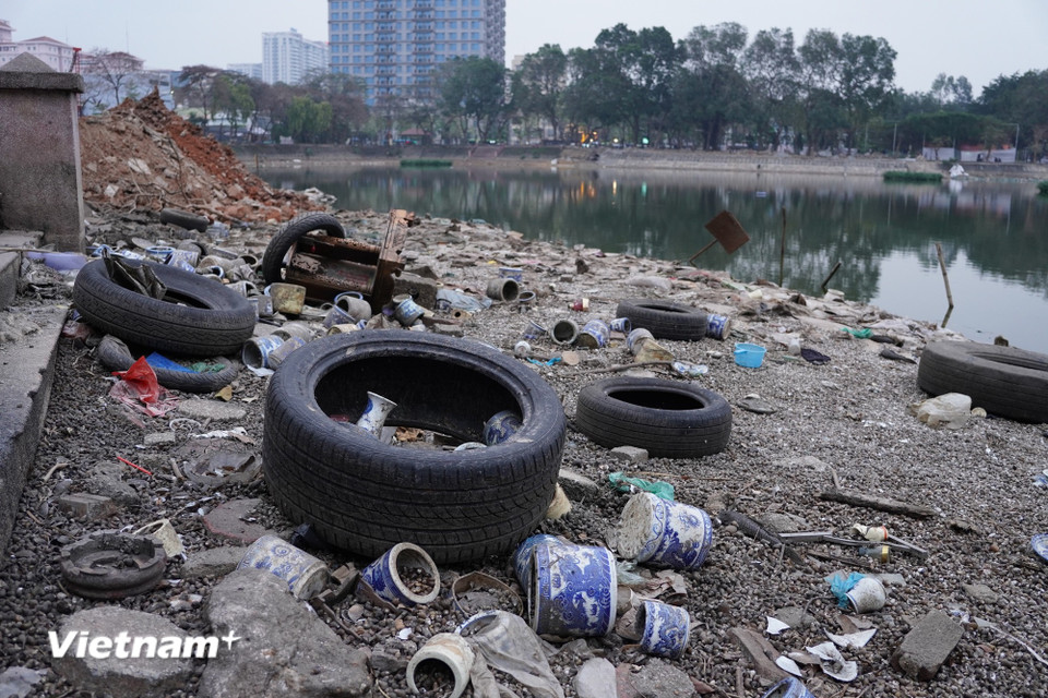 Một nơi lẽ ra khi nghĩ đến là thấy trong lành như công viên Nghĩa Đô (quận Cầu Giấy) nhưng giờ đây cũng nặng mùi ô nhiễm. Hồ Nghĩa Tân sau khi rút cạn nước để thi công cải tạo đã để lộ vô số bát hương, bàn thờ, lốp xe lẫn trong rác thải chồng chất dưới đáy. (Ảnh: Vân Anh/Vietnam+)