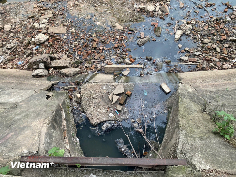 Một cống nước thải đang xả thẳng vào hồ Nghĩa Tân dù công trình cải tạo đang tiến hành. (Ảnh: Vân Anh/Vietnam+)