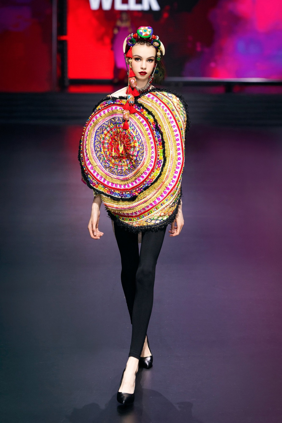 Mỗi thiết kế là sự kết hợp khéo léo giữa kỹ thuật couture tinh xảo, bảng màu tươi sáng và tinh thần phóng khoáng, nhằm tôn vinh vẻ đẹp đa dạng của di sản văn hóa cũng như khơi dậy tinh thần sống trọn vẹn với màu sắc cá nhân. (Ảnh: CTV/Vietnam+)