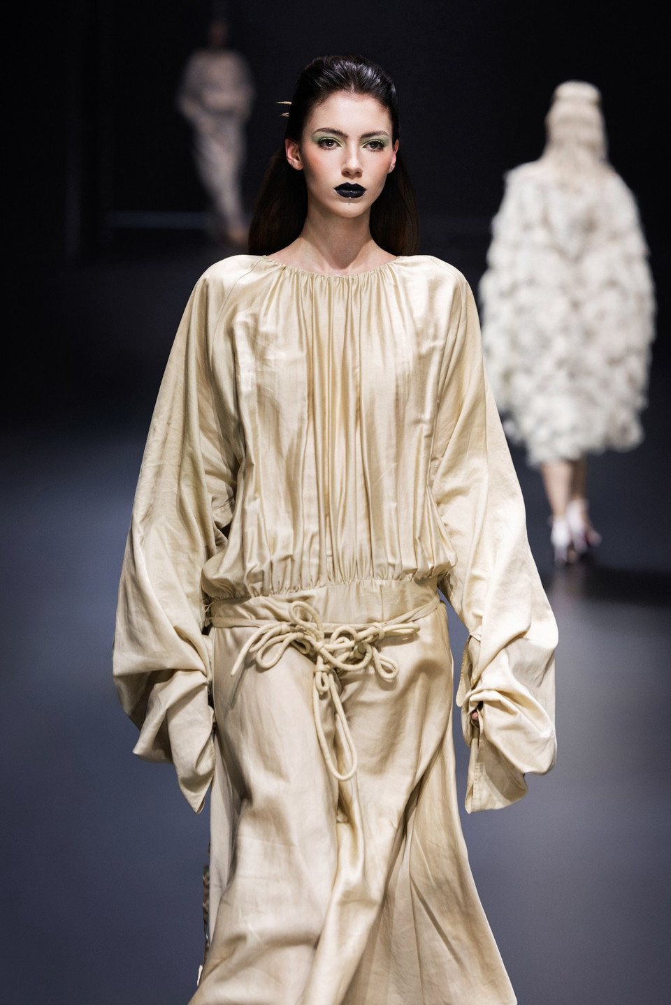 Những gam màu ấy không khiến “Silence” trở nên đơn điệu, mà ngược lại, càng tôn lên chất liệu cao cấp như cotton dày, len mát, cashmere jersey mềm mịn, denim cao cấp, cùng những đường cắt táo bạo nhưng tinh tế. (Ảnh: CTV/Vietnam+)