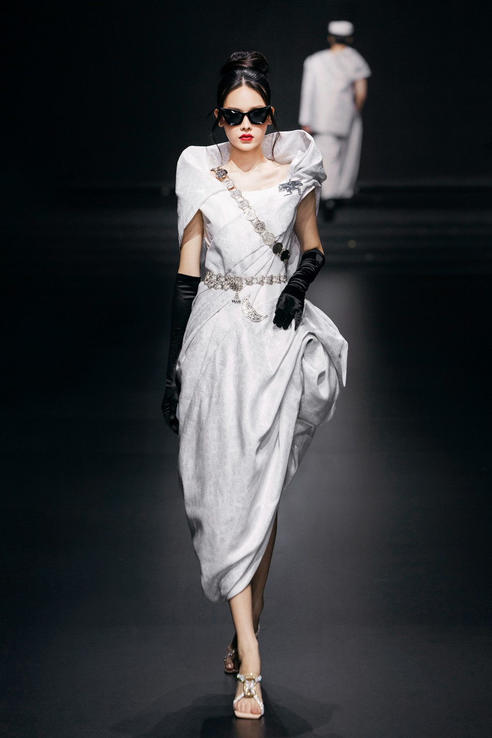 Thiết kế trong bộ sưu tập “Puteh” của nhà tạo mẫu Kel Wen. (Ảnh: CTV/Vietnam+)