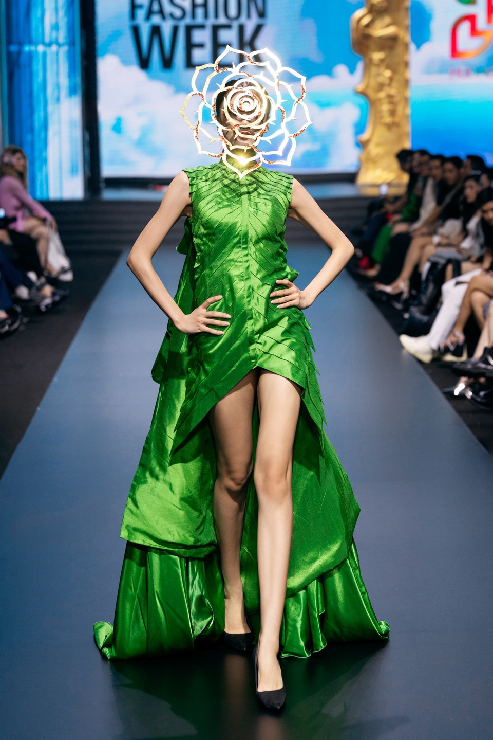 Một thiết kế trong bộ sưu tập “Rose of the Dawn.” (Ảnh: CTV/Vietnam+)