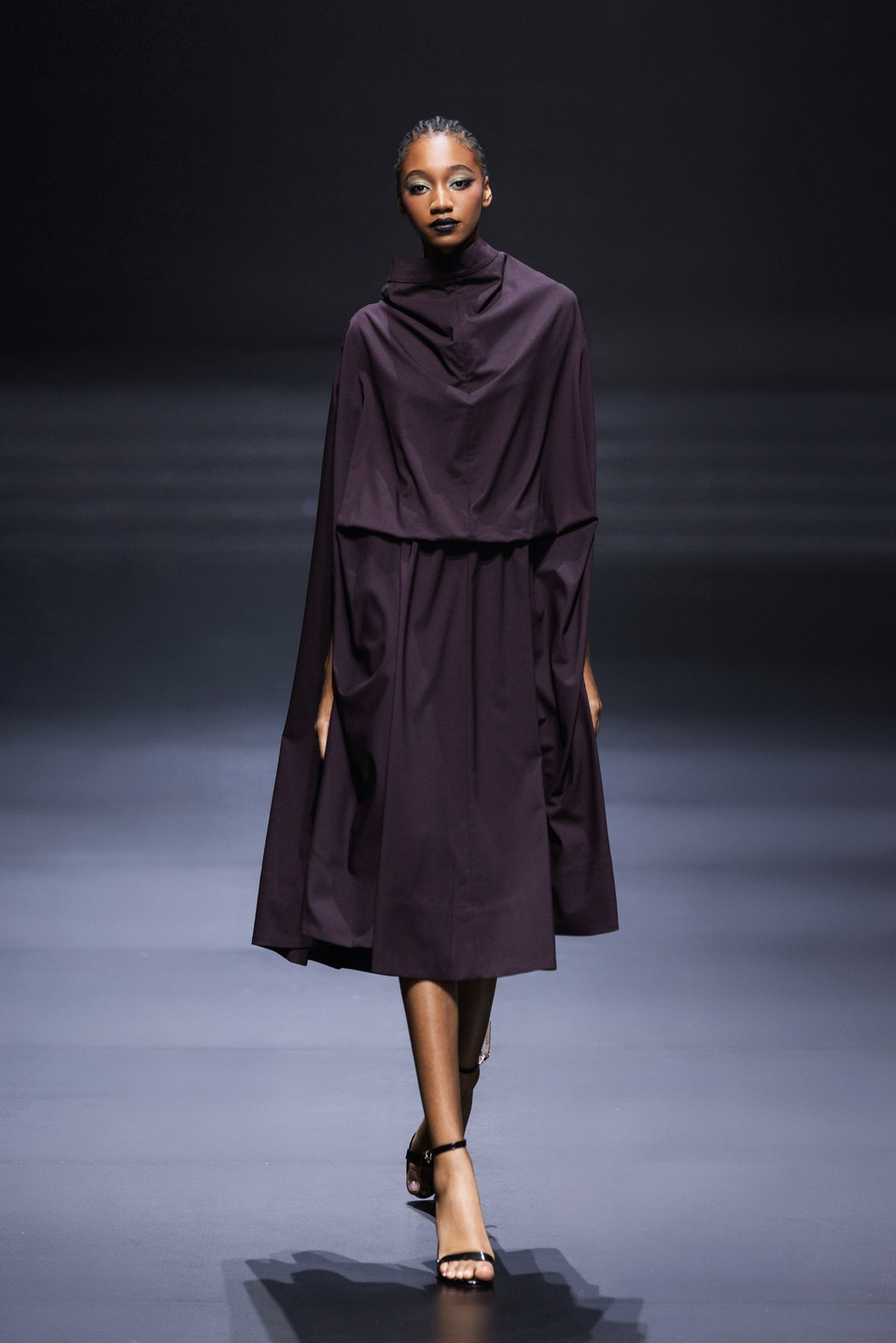 Thiết kế trong bộ sưu tập “Silence” của nhà thiết kế Italy Alberto Zambelli. (Ảnh: CTV/Vietnam+)