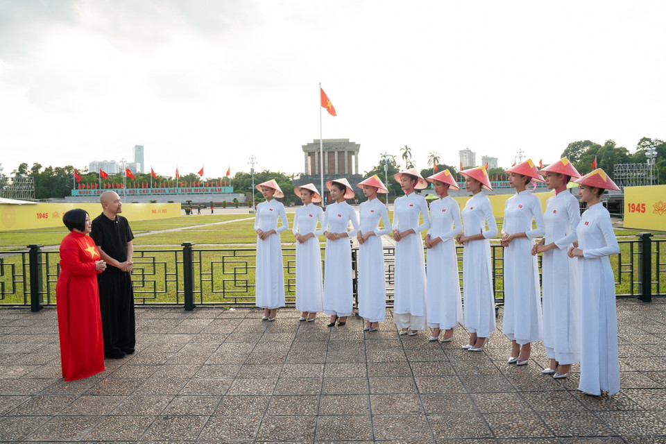 Tại đây, các thí sinh có cơ hội gặp gỡ các nghệ sỹ như nghệ sỹ ưu tú, nhà thiết kế Đức Hùng (gương mặt gắn liền với những thiết kế mang đậm bản sắc văn hóa truyền thống), và nghệ sỹ nhân dân Lan Hương. Những chia sẻ từ các nghệ sỹ không chỉ tiếp thêm cảm hứng nghề nghiệp mà còn khơi gợi ý thức gìn giữ và lan tỏa giá trị văn hóa dân tộc cho các thí sinh. (Ảnh: CTV/Vietnam+)