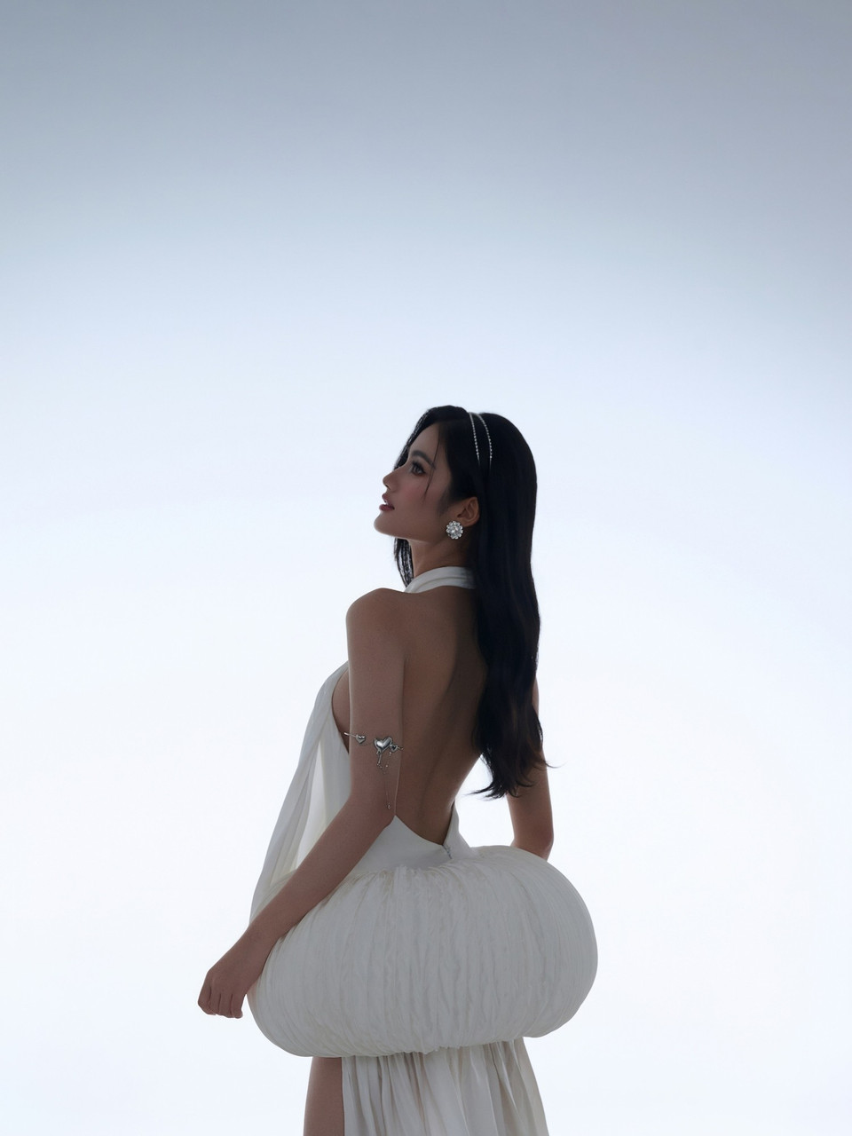 Trang chủ Miss World Vietnam cũng gửi lời chúc tốt đẹp đến đương kim Hoa hậu Thế giới Việt Nam bằng sự ghi nhận những nỗ lực mà cô dành cho tổ chức và mục tiêu “Beauty with a purpose” (Sắc đẹp vì mục đích cao cả): “Huỳnh Trần Ý Nhi đã luôn không ngừng nỗ lực, học hỏi và cải thiện bản thân. Chúng tôi chúc cho Ý Nhi của tuổi 23 sẽ luôn tìm được cách riêng để tỏa sáng thật rực rỡ cho mỗi khoảnh khắc trong cuộc đời mình!” (Ảnh: CTV/Vietnam+)