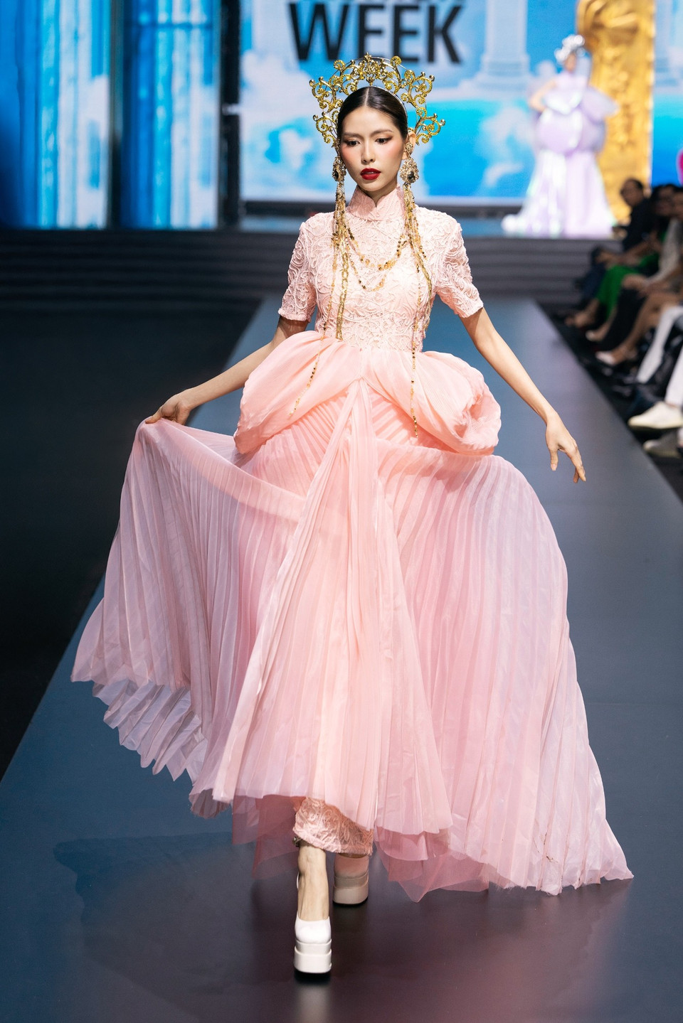 Một thiết kế trong bộ sưu tập “Rose of the Dawn.” (Ảnh: CTV/Vietnam+)