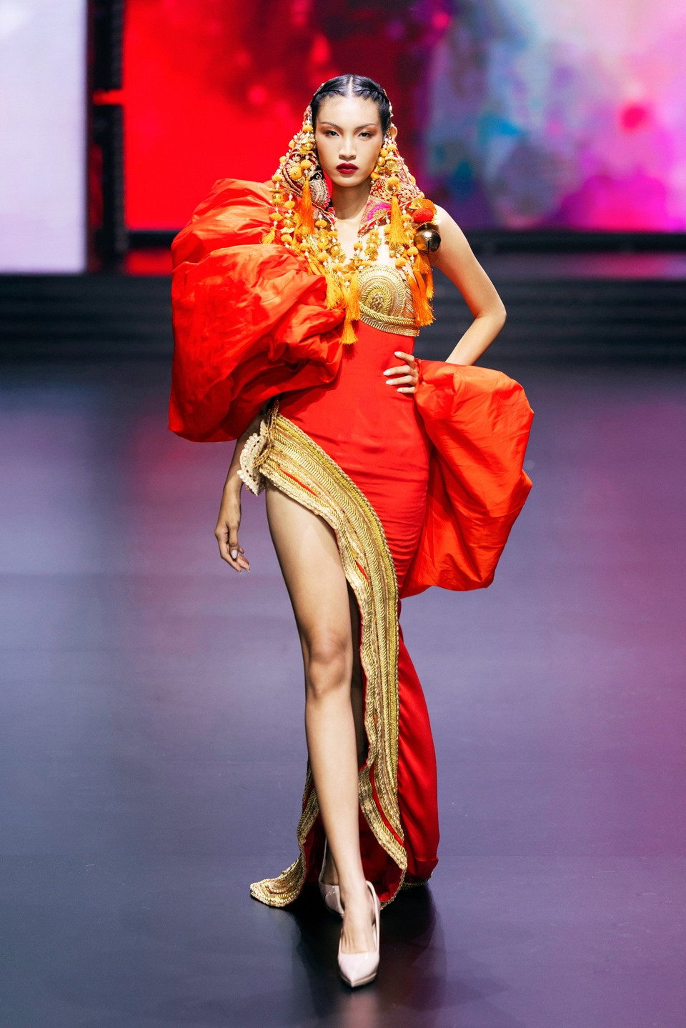 Một thiết kế trong bộ sưu tập “Holi” của nhà thiết kế Frederick Lee. (Ảnh: CTV/Vietnam+)