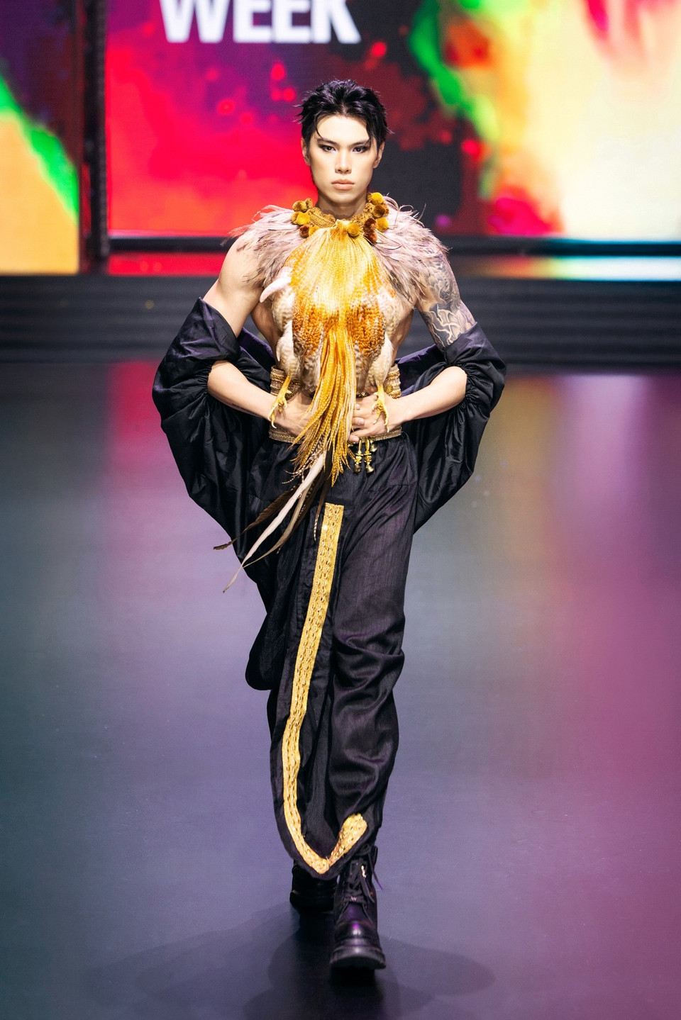 Bộ sưu tập không chỉ là màn phô diễn màu sắc mà còn tôn vinh văn hóa thủ công truyền thống của Ấn Độ, từ kỹ thuật thêu tay tỉ mỉ, họa tiết dân gian đến những lớp vải được xử lý công phu như silk organza, tulle hay metallic brocade. (Ảnh: CTV/Vietnam+)