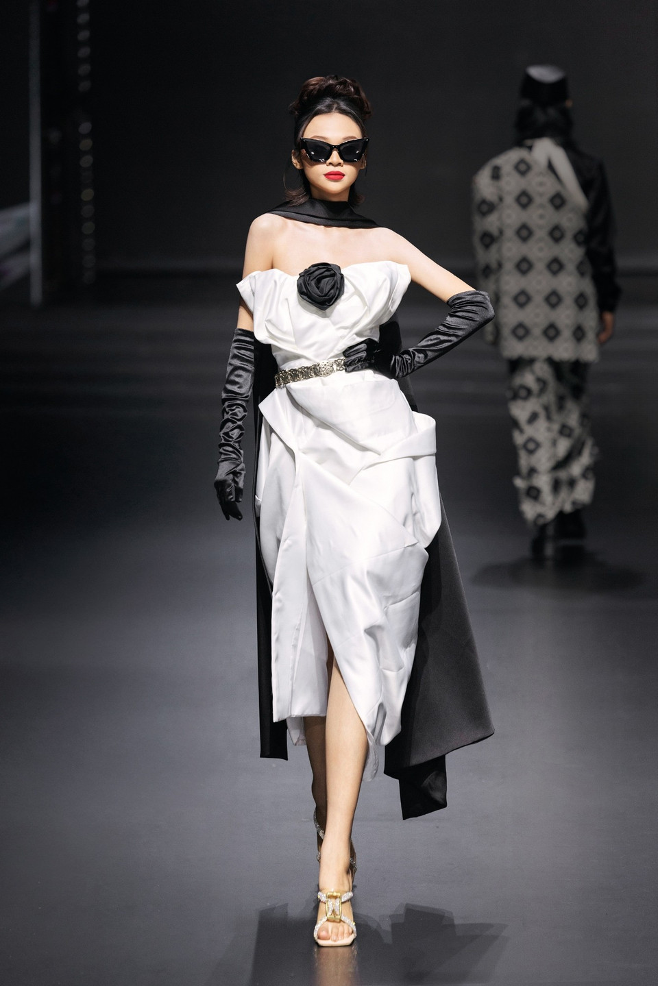 Mang tâm trạng hoài niệm với bảng màu đơn sắc,“Puteh” lựa chọn các tông trung tính như trắng và đen làm chủ đạo. (Ảnh: CTV/Vietnam+)