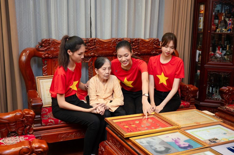 Dàn mẫu trẻ còn đến thăm các mẹ Việt Nam anh hùng. (Ảnh: CTV/Vietnam+)