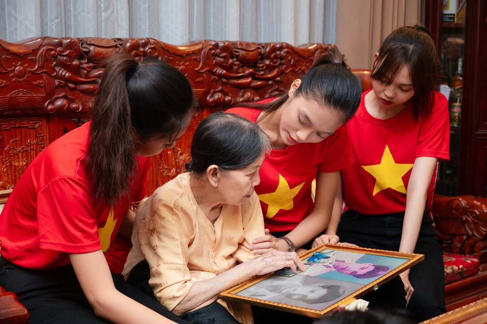 Hồi ức kỷ niệm được nhắc nhớ từ những di vật, di ảnh và từ trái tim của một người mẹ Anh hùng. (Ảnh: CTV/Vietnam+)