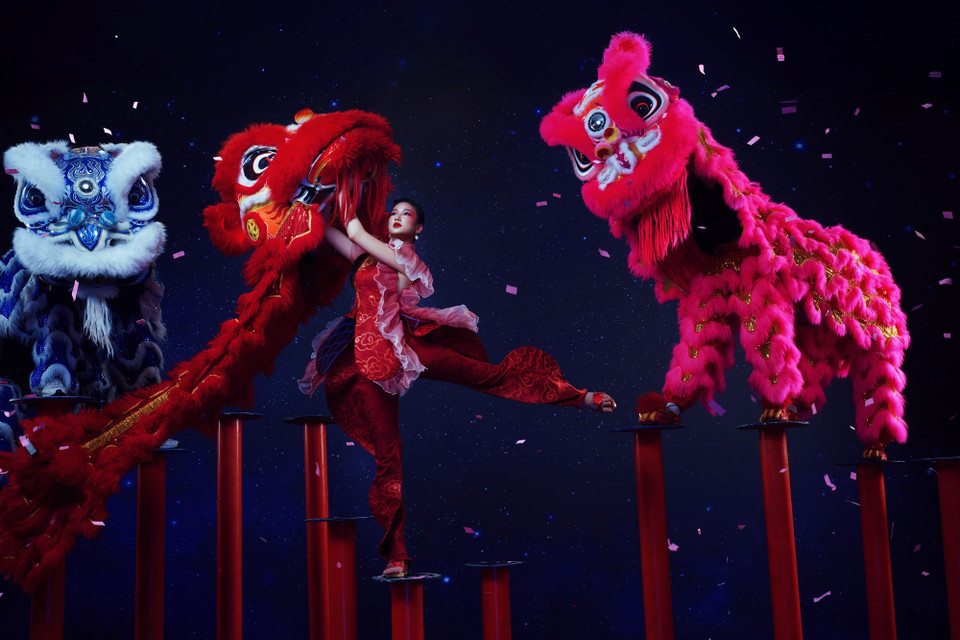 Các chi tiết thêu tay, họa tiết hoa văn cổ điển kết hợp cùng cách phối màu phá cách đã nâng tầm tổng thể, khiến mỗi bộ trang phục vừa mang dấu ấn truyền thống, vừa bắt nhịp tinh thần “high fashion” của thế hệ mới. (Ảnh: CTV/Vietnam+)