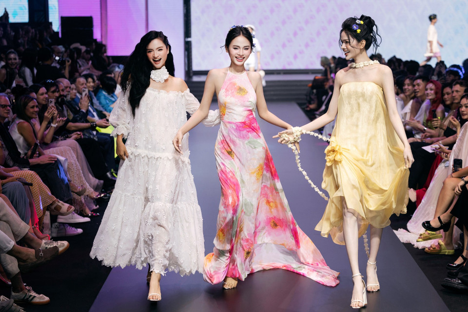 Nhà thiết kế Adrian Anh Tuấn đã có màn dẫn dắt người xem vào bản hòa ca mùa Hạ chan hòa nắng và gió với ánh hoàng hôn rực rỡ bằng ngôn ngữ thời trang lãng mạn của mình mang tên “Vivavivu.” (Ảnh: CTV/Vietnam+)