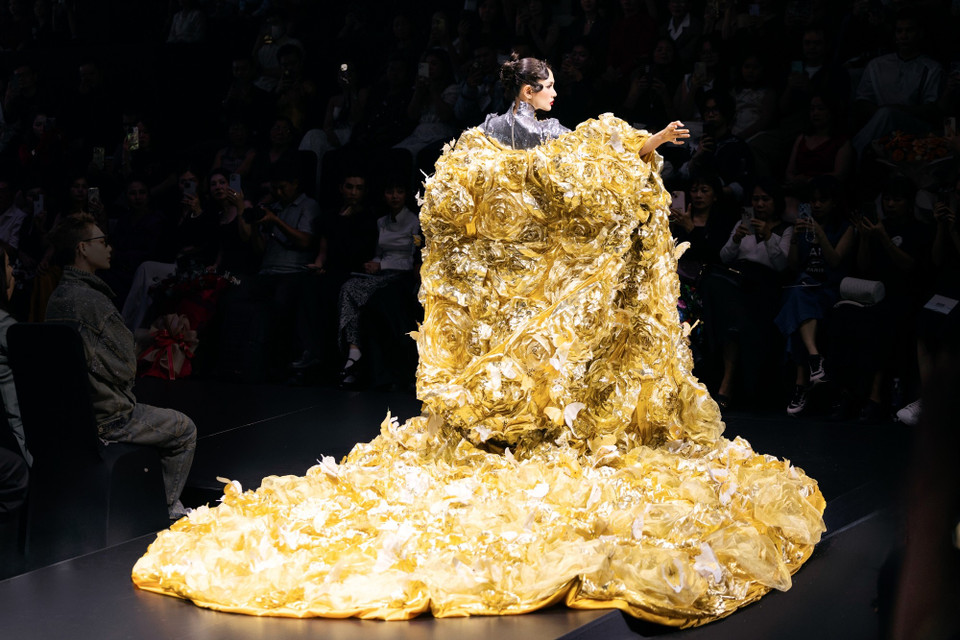 Màn trình diễn khép lại ấn tượng với sự xuất hiện của Siêu mẫu Võ Hoàng Yến với thiết kế áo dài cách điệu với kỹ thuật xếp ly và chất liệu metallic ánh bạc tạo hiệu ứng ánh sáng chuyển động đầy cuốn hút. (Ảnh: CTV/Vietnam+)