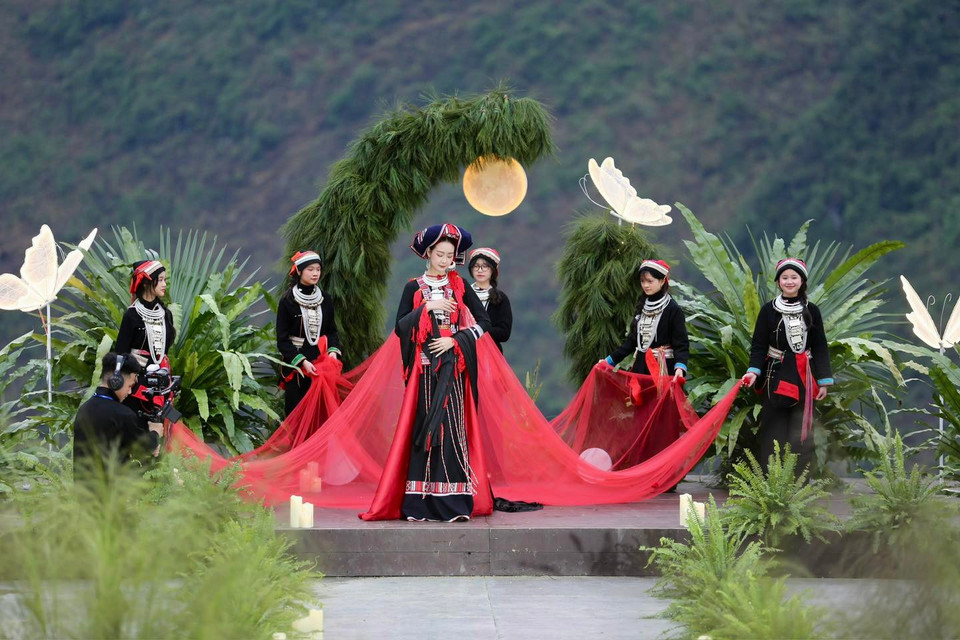 Sàn runway đầy tính sáng tạo này thực sự nổi bật giữa cao nguyên đá. Sân khấu lấy ý tưởng từ tứ thơ: “Sắc thổ cẩm nhuộm tình sâu/ Khèn vang bản nhỏ, nhịp cầu kết đôi/ Trăng vàng nghiêng bóng bên đồi/ Chữ duyên sáng tỏ, ngọt bùi vấn vương…” (Ảnh: CTV/Vietnam+)