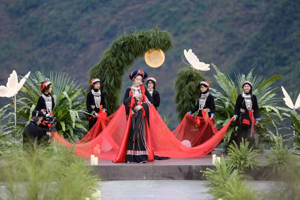 Sàn runway đầy tính sáng tạo này thực sự nổi bật giữa cao nguyên đá. Sân khấu lấy ý tưởng từ tứ thơ: “Sắc thổ cẩm nhuộm tình sâu/ Khèn vang bản nhỏ, nhịp cầu kết đôi/ Trăng vàng nghiêng bóng bên đồi/ Chữ duyên sáng tỏ, ngọt bùi vấn vương…” (Ảnh: CTV/Vietnam+)