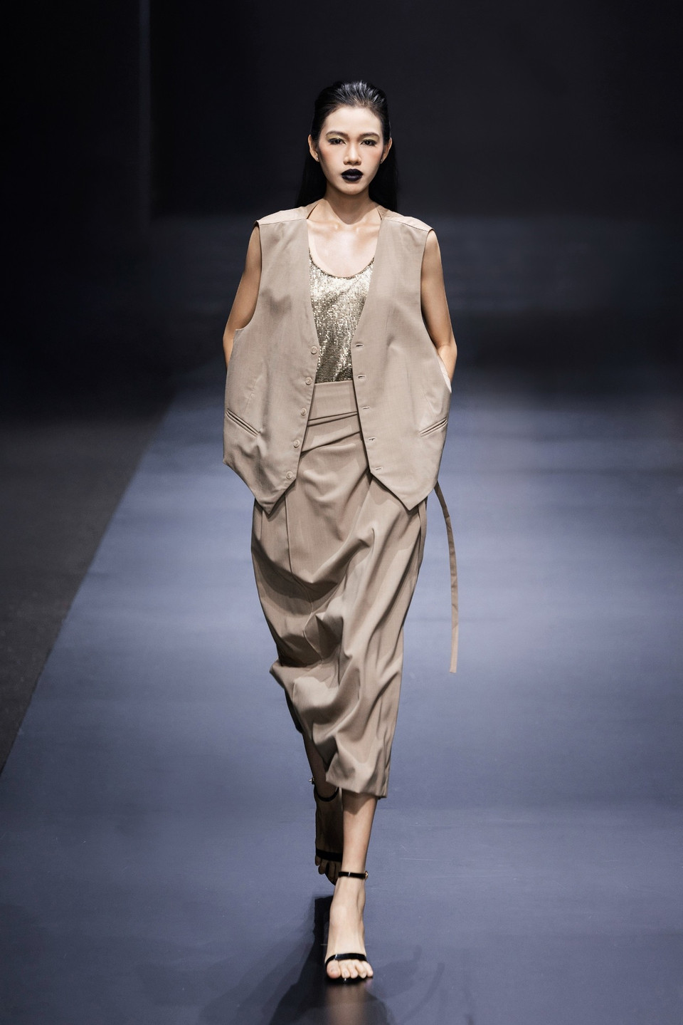 Thiết kế trong bộ sưu tập “Silence” của nhà thiết kế Italy Alberto Zambelli. (Ảnh: CTV/Vietnam+)