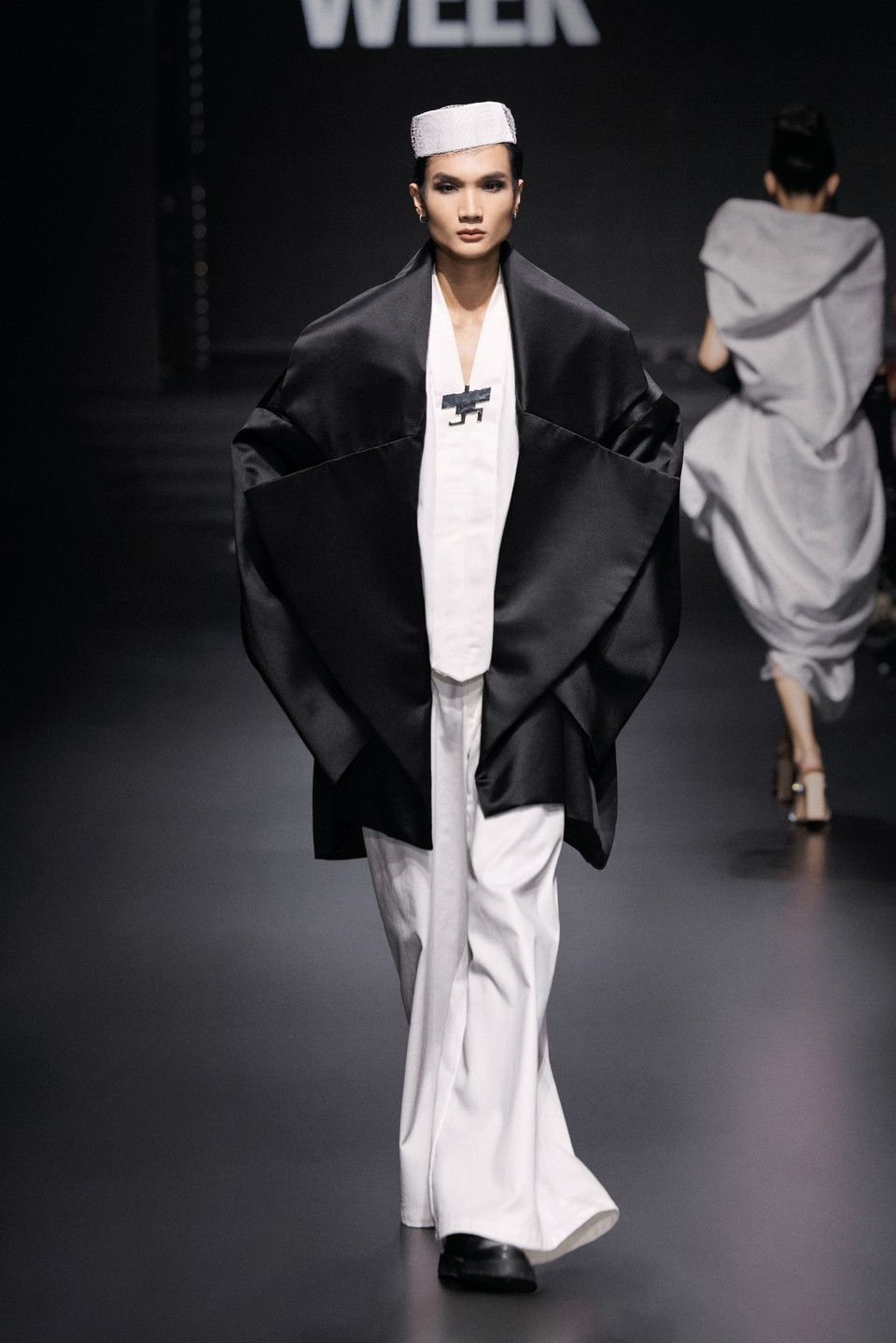 Thiết kế trong bộ sưu tập “Puteh” của nhà tạo mẫu Kel Wen. (Ảnh: CTV/Vietnam+)