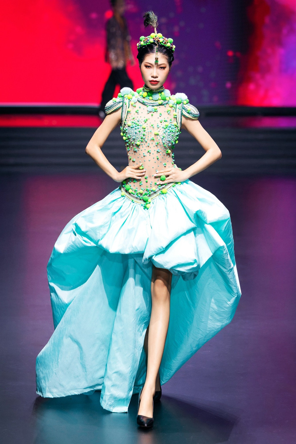 Một thiết kế trong bộ sưu tập “Holi” của nhà thiết kế Frederick Lee. (Ảnh: CTV/Vietnam+)