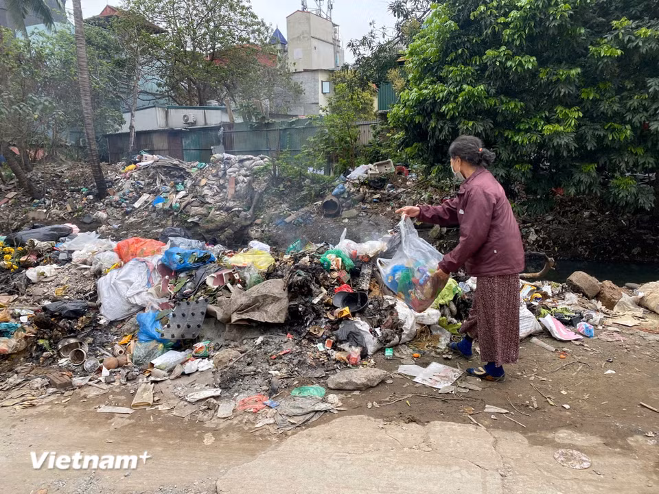 Dù nhiều nơi đã được khơi thông, nạo vét, nhưng tình trạng nước đen kịt, bốc mùi hôi thối vẫn không mấy cải thiện, bởi người dọn cứ dọn, người xả cứ xả. (Ảnh: Vân Anh/Vietnam+)