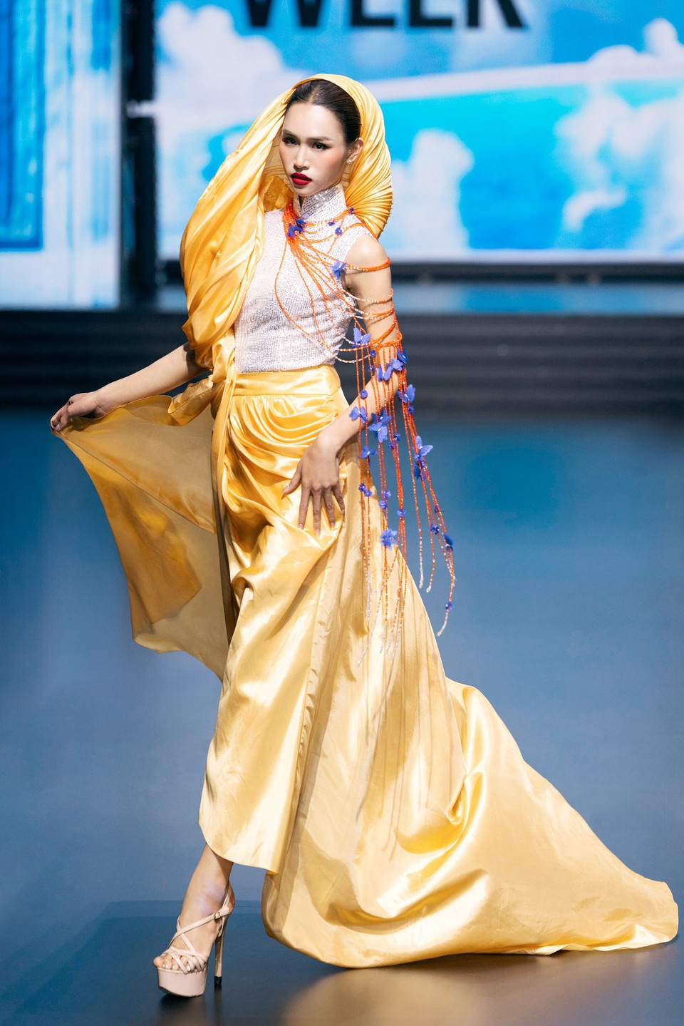 Một thiết kế trong bộ sưu tập “Rose of the Dawn.” (Ảnh: CTV/Vietnam+)