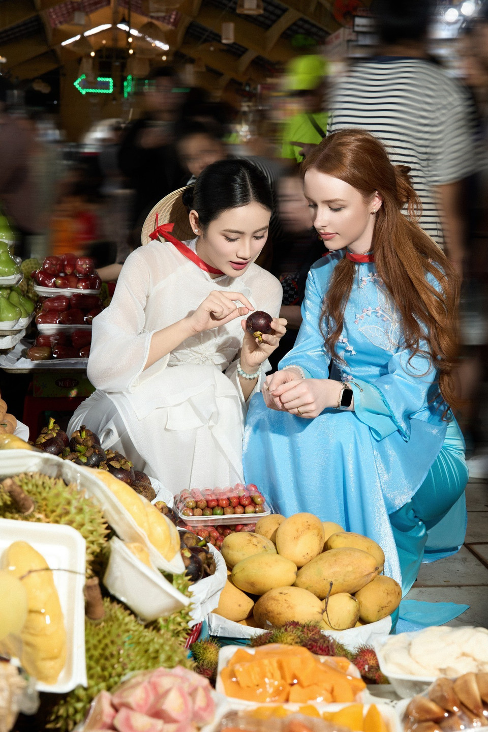 “Hỏi thăm nhau xong là chúng tôi nhanh chóng bắt đầu hành trình khám phá Sài Gòn. Hai chị em cùng diện áo dài và đội nón lá, ghé thăm Bưu điện Trung tâm xong rồi dạo một vòng quanh Chợ Bến Thành náo nhiệt. Lúc nào cũng vậy, được khoe với bạn bè quốc tế những nét ‘xịn sò’ của quê hương là điều tôi luôn tự hào,” Hoa hậu Ý Nhi chia sẻ. (Ảnh: CTV/Vietnam+)