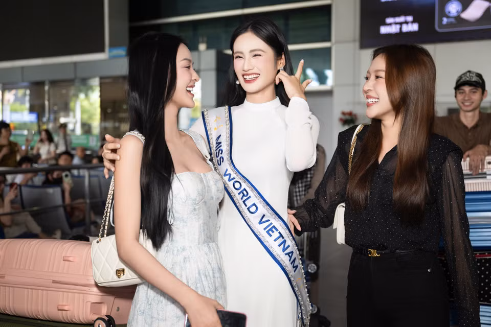 Tại sân bay, còn có sự xuất hiện của Hoa hậu Kiều Duy, Á hậu Cẩm Ly. (Ảnh: CTV/Vietnam+)
