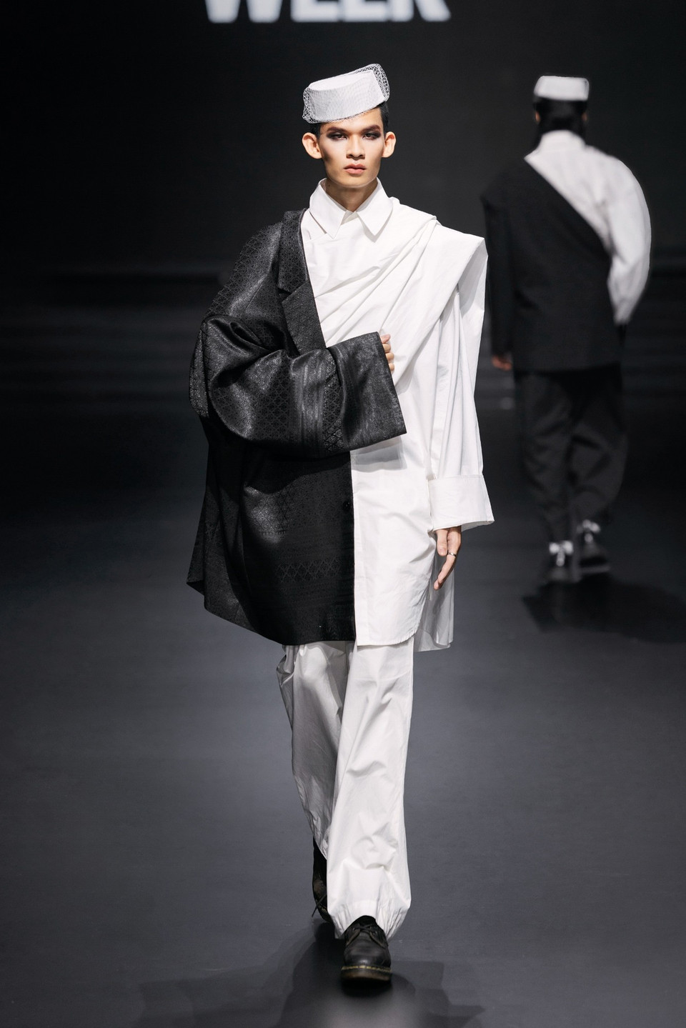 Kel Wen tái hiện “di sản retro” bằng tư duy hiện đại, phá vỡ giới hạn văn hóa qua cách kết hợp chất liệu đặc trưng của cộng đồng đa chủng tộc Malaysia, tạo nên một tổng thể vừa hoài niệm vừa táo bạo. (Ảnh: CTV/Vietnam+)