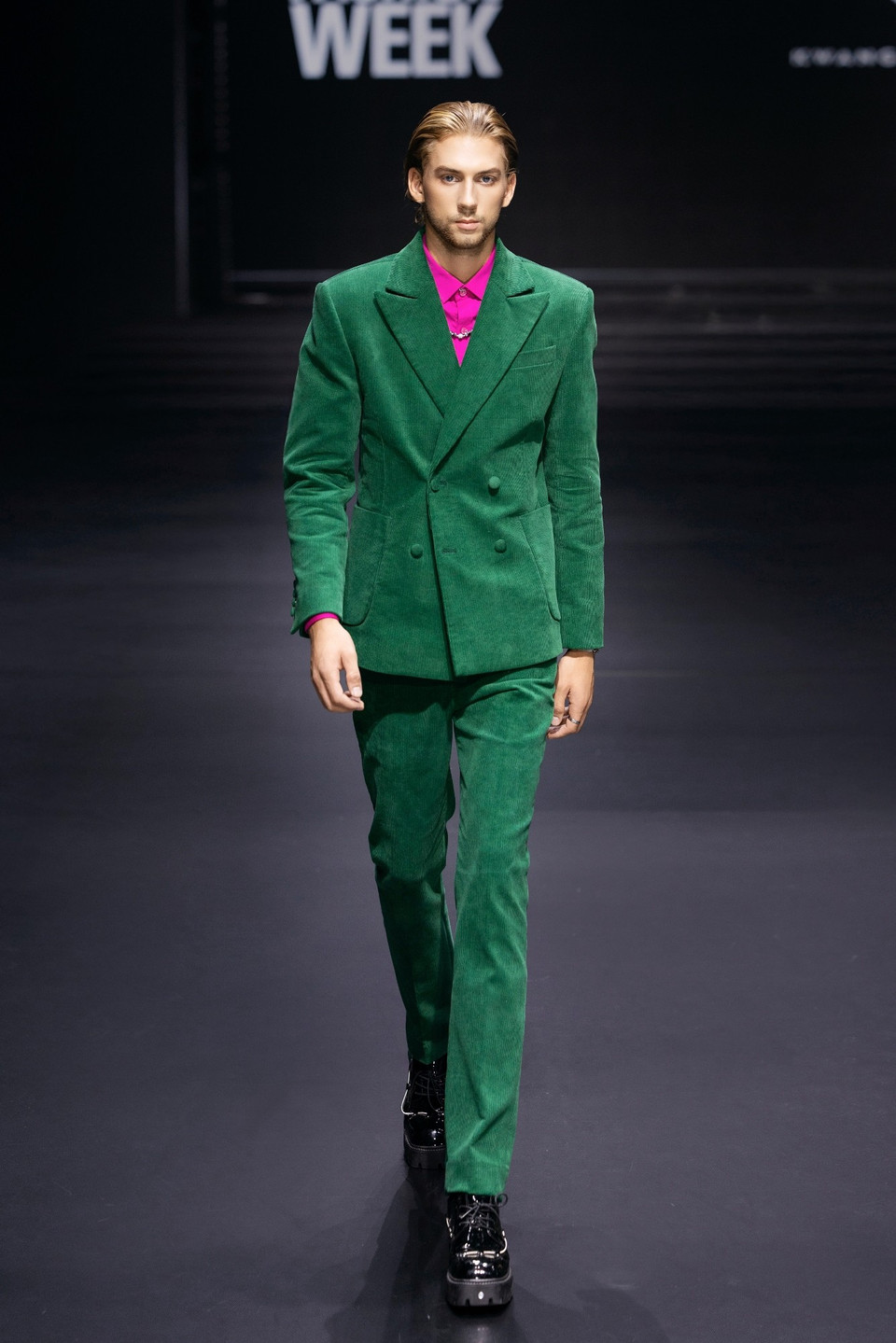 Xuyên suốt bộ sưu tập, khán giả được chiêm ngưỡng từ kiểu dáng sporty trẻ trung, rock chic cá tính đến các phom dáng minimal nhất để thiết kế trở nên tinh tế và sang trọng. (Ảnh: CTV/Vietnam+)