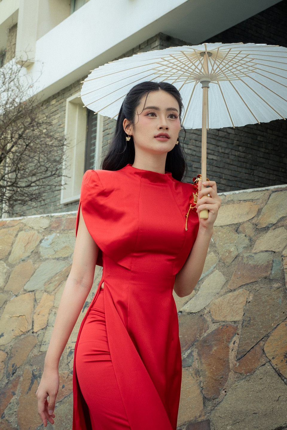 Diện trên người áo dài cách tân của nhà thiết kế Hà Thanh Việt, Hoa hậu Ý Nhi khoe trọn vẻ dịu dàng, đằm thắm chuẩn người con gái Việt Nam. (Ảnh: CTV/Vietnam+)