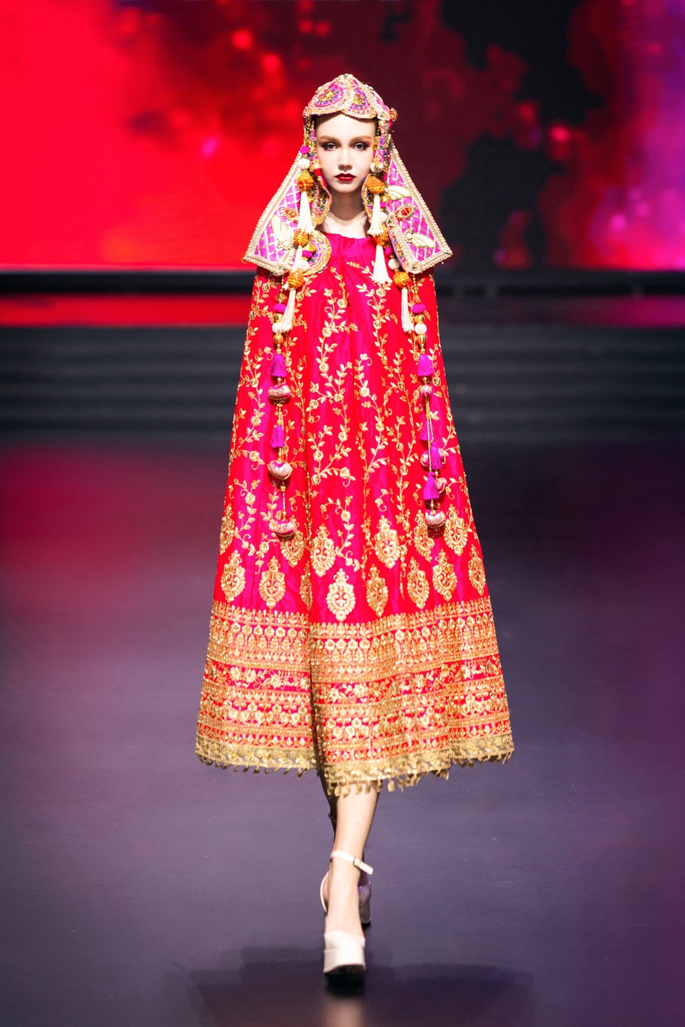 Một thiết kế trong bộ sưu tập “Holi” của nhà thiết kế Frederick Lee. (Ảnh: CTV/Vietnam+)