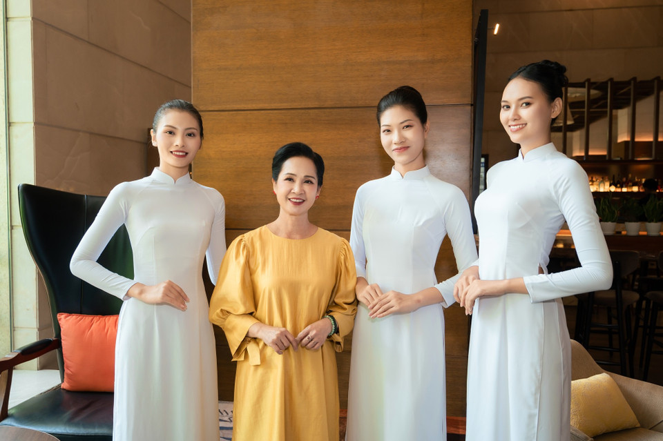 Thế hệ mẫu trẻ giao lưu với nghệ sỹ nhân dân Lan Hương. (Ảnh: CTV/Vietnam+)