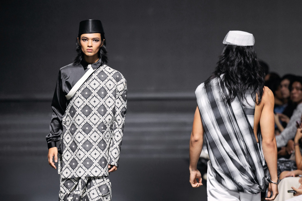 Thiết kế trong bộ sưu tập “Puteh” của nhà tạo mẫu Kel Wen. (Ảnh: CTV/Vietnam+)