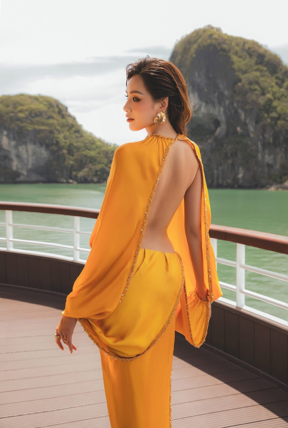 Bộ sưu tập “Golden Heritage” lấy cảm hứng từ kỹ thuật điêu khắc Champa với màu vàng gold chủ đạo. (Ảnh: CTV/Vietnam+)