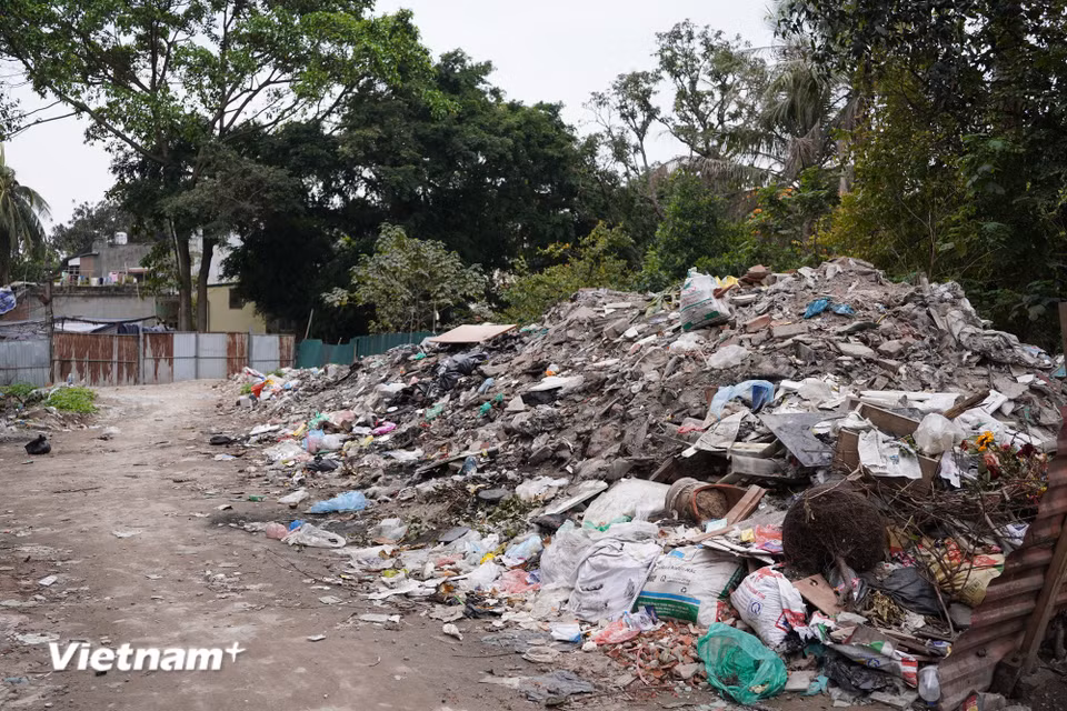 Dự án cống hóa mương Kẻ Khế dài 1,7 km này thuộc công trình đường Núi Trúc - Tây Sơn, đã được Ủy ban nhân dân Hà Nội phê duyệt từ năm 2008 với tổng vốn đầu tư 205 tỷ đồng. (Ảnh: Vân Anh/Vietnam+)