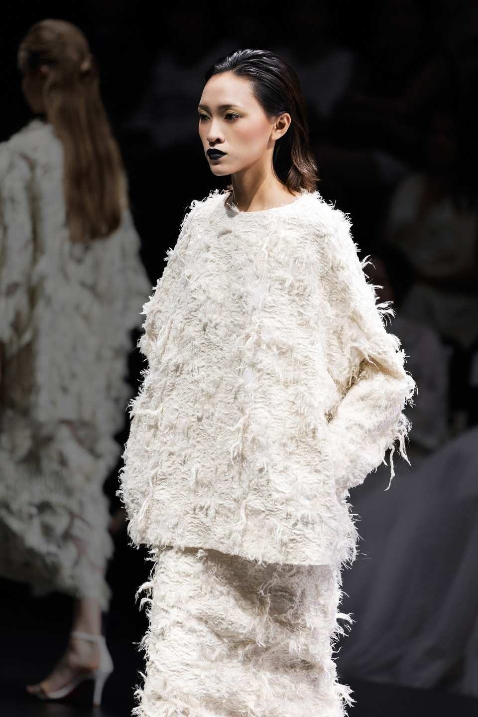 Bằng kỹ thuật draping và tư duy thiết kế hiện đại, bộ sưu tập là lời thì thầm sâu lắng về một vẻ đẹp trầm mặc nhưng quyến rũ. (Ảnh: CTV/Vietnam+)