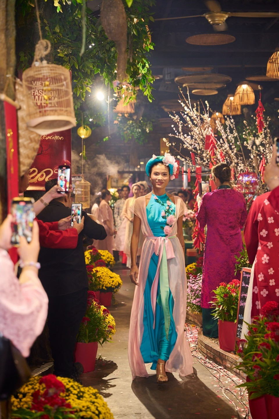 Show diễn thời trang mini với những thiết kế áo dài, áo tứ thân cách điệu đến từ bộ sưu tập mới nhất của nhà thiết kế, siêu mẫu Vũ Thu Phương. (Ảnh: CTV/Vietnam+)