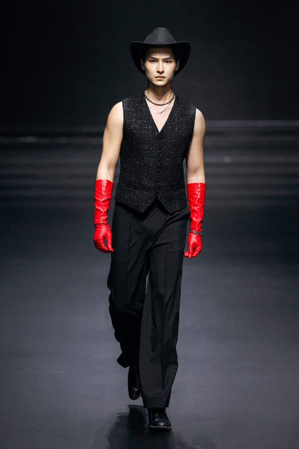 Một thiết kế trong bộ sưu tập “Evening Pool Party” của Vương Khang.(Ảnh: CTV/Vietnam+)