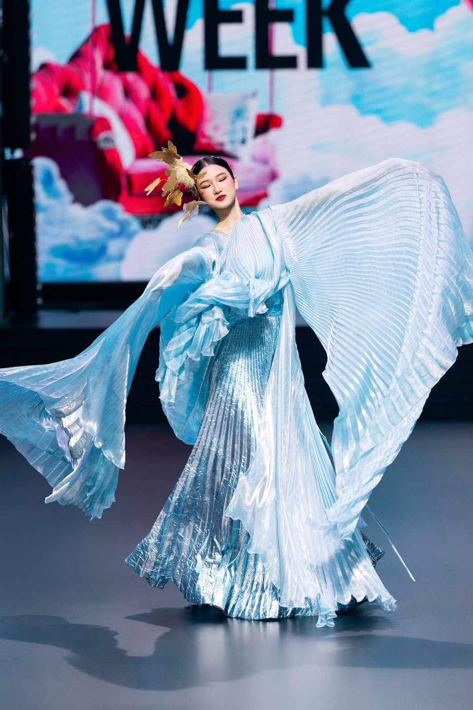 Một thiết kế trong bộ sưu tập “Rose of the Dawn.” (Ảnh: CTV/Vietnam+)