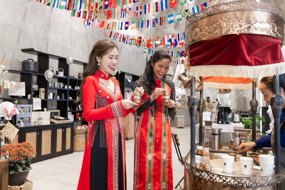 “Mỗi chuyến đi nước ngoài, H’Hen đều mang theo càphê quê hương để giới thiệu với bạn bè thế giới. Với vai trò Đại sứ truyền thông H’Hen sẽ lan tỏa tình yêu càphê Việt Nam, đặc biệt là càphê Đắk Lắk để hương vị độc đáo này sẽ trở thành một phần không thể thiếu trong khẩu vị mỗi ngày của mỗi người,” H’Hen Niê bày tỏ. (Ảnh: CTV/Vietnam+)