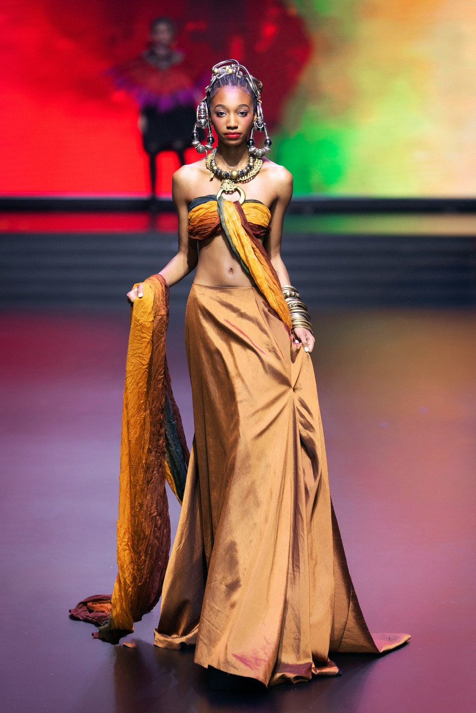 Ngay sau đó, các người mẫu tiếp nối sải bước trong những bộ cánh mang tinh thần lễ hội đặc trưng, thể hiện thần thái kiêu sa và đầy nội lực. (Ảnh: CTV/Vietnam+)