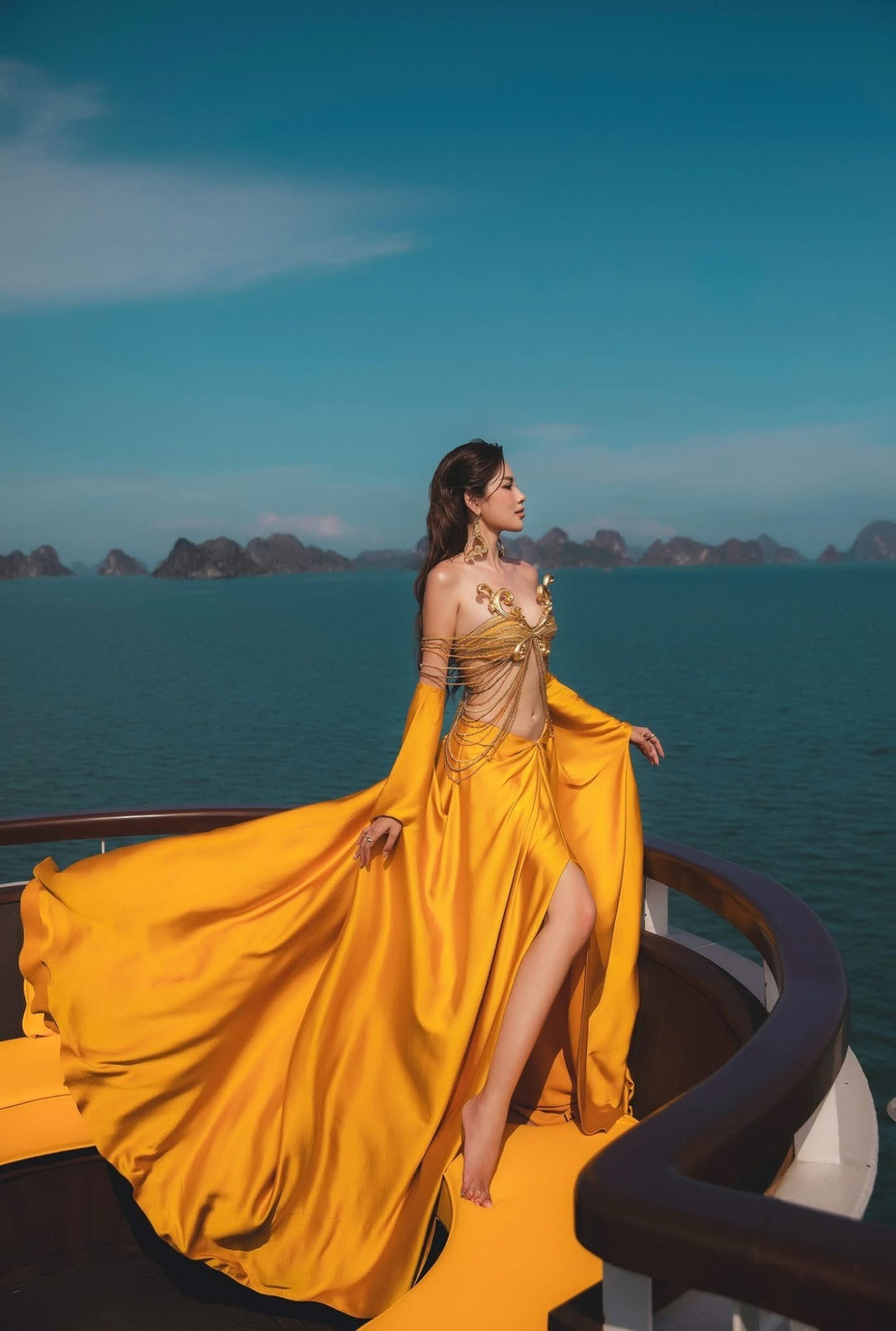 “Golden Heritage” không chỉ là thời trang mà giống như tác phẩm nghệ thuật tôn vinh di sản văn hóa Champa. (Ảnh: CTV/Vietnam+)