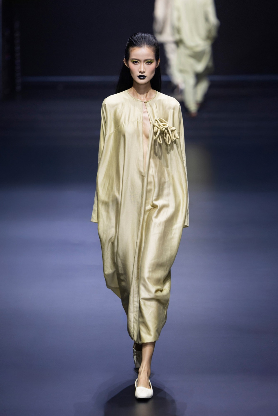 Phom dáng chủ đạo trong bộ sưu tập là sự giao thoa giữa Đông và Tây: tunic dáng rộng, áo kimono cách điệu, menswear phá cách. Tất cả được xử lý khéo léo để tôn lên vẻ thanh lịch, nữ tính nhưng vẫn mạnh mẽ, độc lập. (Ảnh: CTV/Vietnam+)