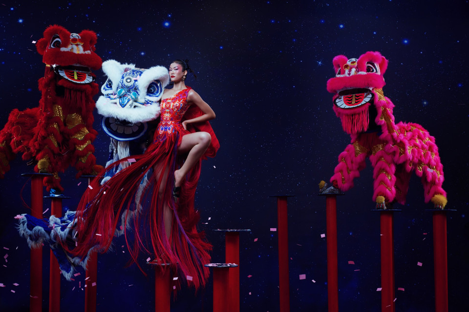 Lấy cảm hứng từ ngày Tết Trung Thu – dịp lễ đoàn viên và là biểu tượng của văn hóa Á Đông, bộ hình khắc họa sinh động nét đẹp dân gian nhưng vẫn khoác lên mình hơi thở thời trang đương đại. (Ảnh: CTV/Vietnam+)