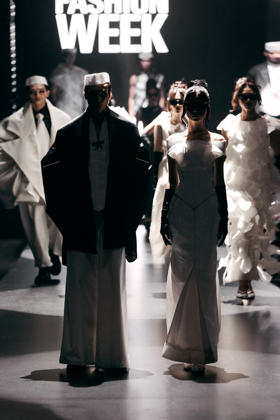 Toàn cảnh bộ sưu tập “Puteh” của nhà tạo mẫu Kel Wen. (Ảnh: CTV/Vietnam+)