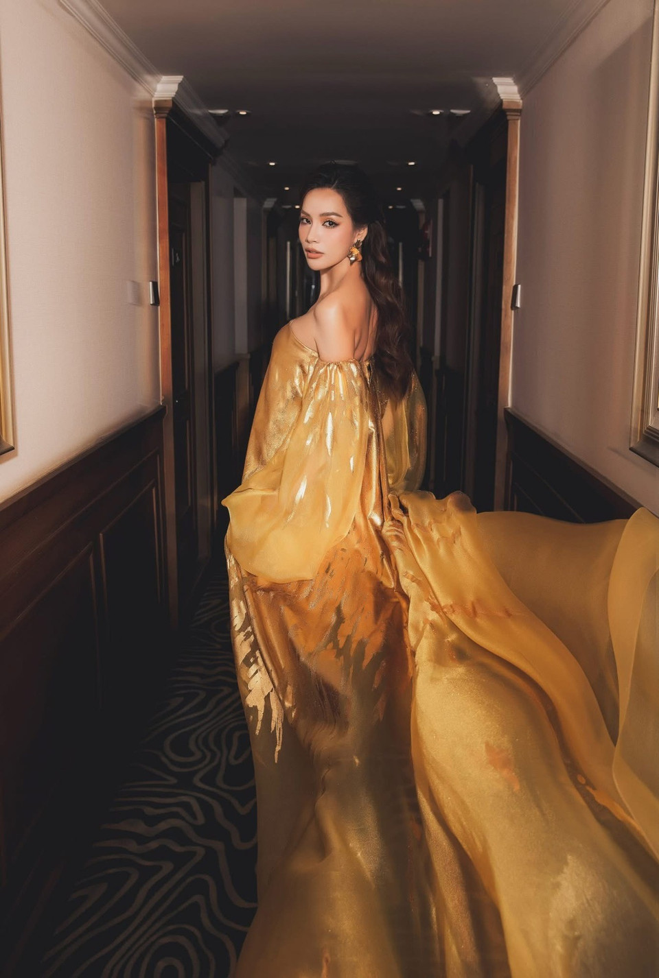 Đặc biệt, ánh mắt sắc lạnh, lối tạo dáng dứt khoát và chuyển động mềm mại trước ống kính giúp Lê Hoàng Phương trở thành tâm điểm trên hành trình cùng di sản Vịnh Hạ Long. (Ảnh: CTV/Vietnam+)