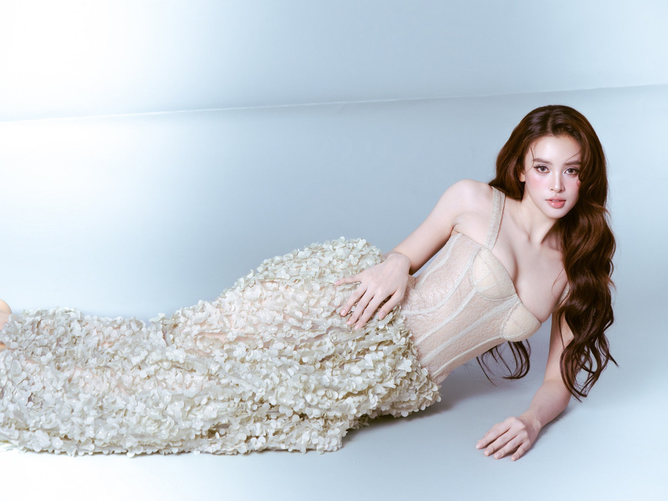 Bộ ảnh sinh nhật vừa ra mắt mang đến hình ảnh Trần Tiểu Vy trẻ trung, hiện đại. Đây được xem là cột mốc đánh dấu hành trình thanh xuân nhiều trải nghiệm, từ cô gái 18 tuổi bước lên ngôi vị cao nhất của Hoa hậu Việt Nam đến hình ảnh nghệ sỹ hôm nay. (Ảnh: CTV/Vietnam+)