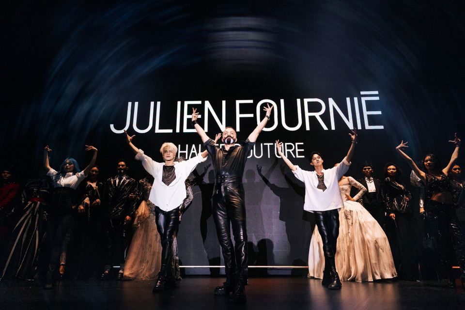 Lấy cảm hứng từ điện ảnh, truyện tranh và âm nhạc thập niên 1990, Julien Fournié đã khéo léo tái hiện thế giới tuổi thơ rực rỡ qua bộ sưu tập “First Circus” – bản giao hưởng hình ảnh của thực và ảo đan xen như giấc mộng. (Ảnh: CTV/Vietnam+)