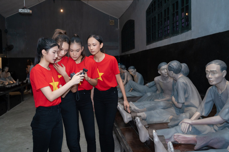 Các người mẫu tham quan Nhà tù Hỏa Lò. (Ảnh: CTV/Vietnam+)